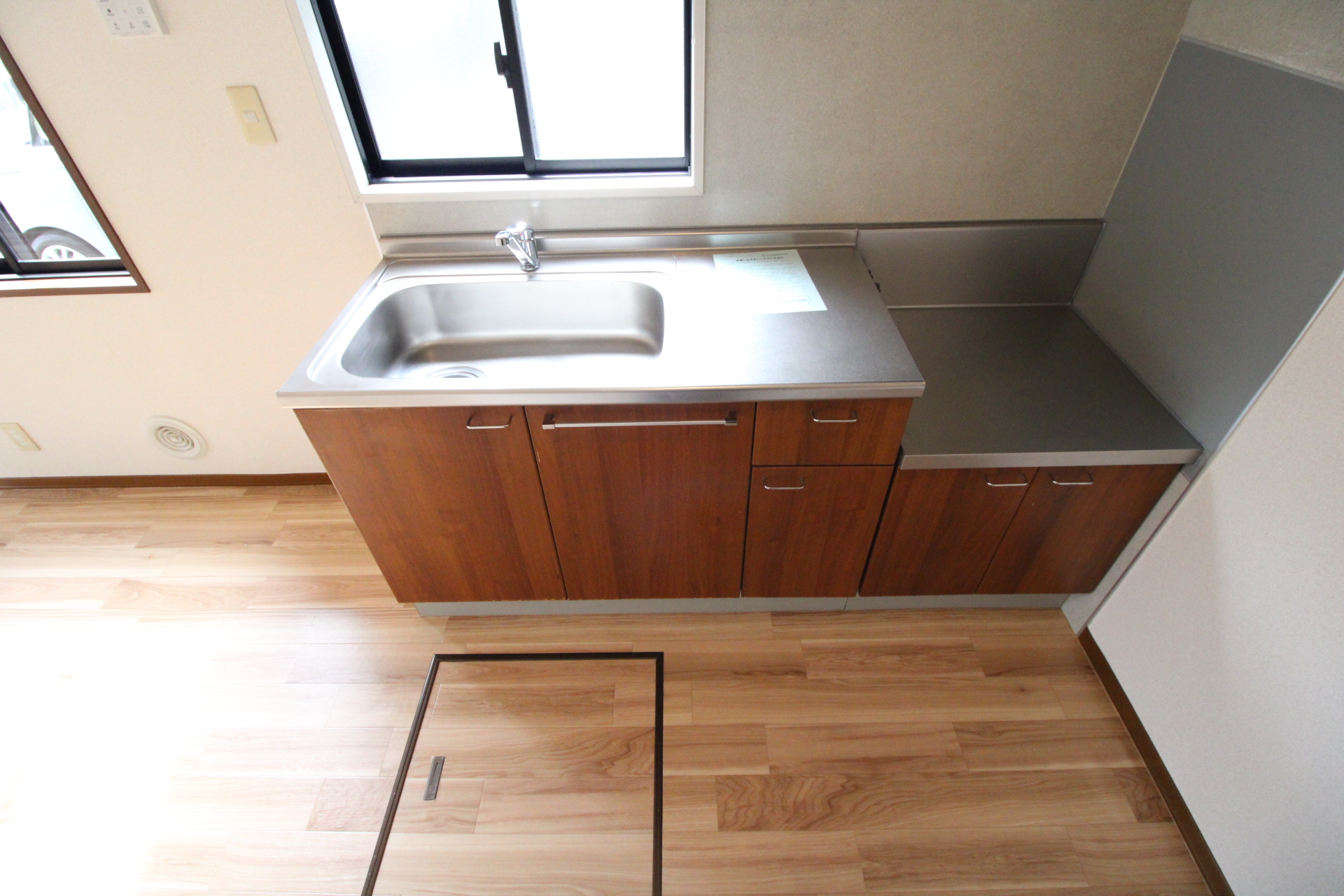 キッチン　換気窓や床下収納庫もあります！！