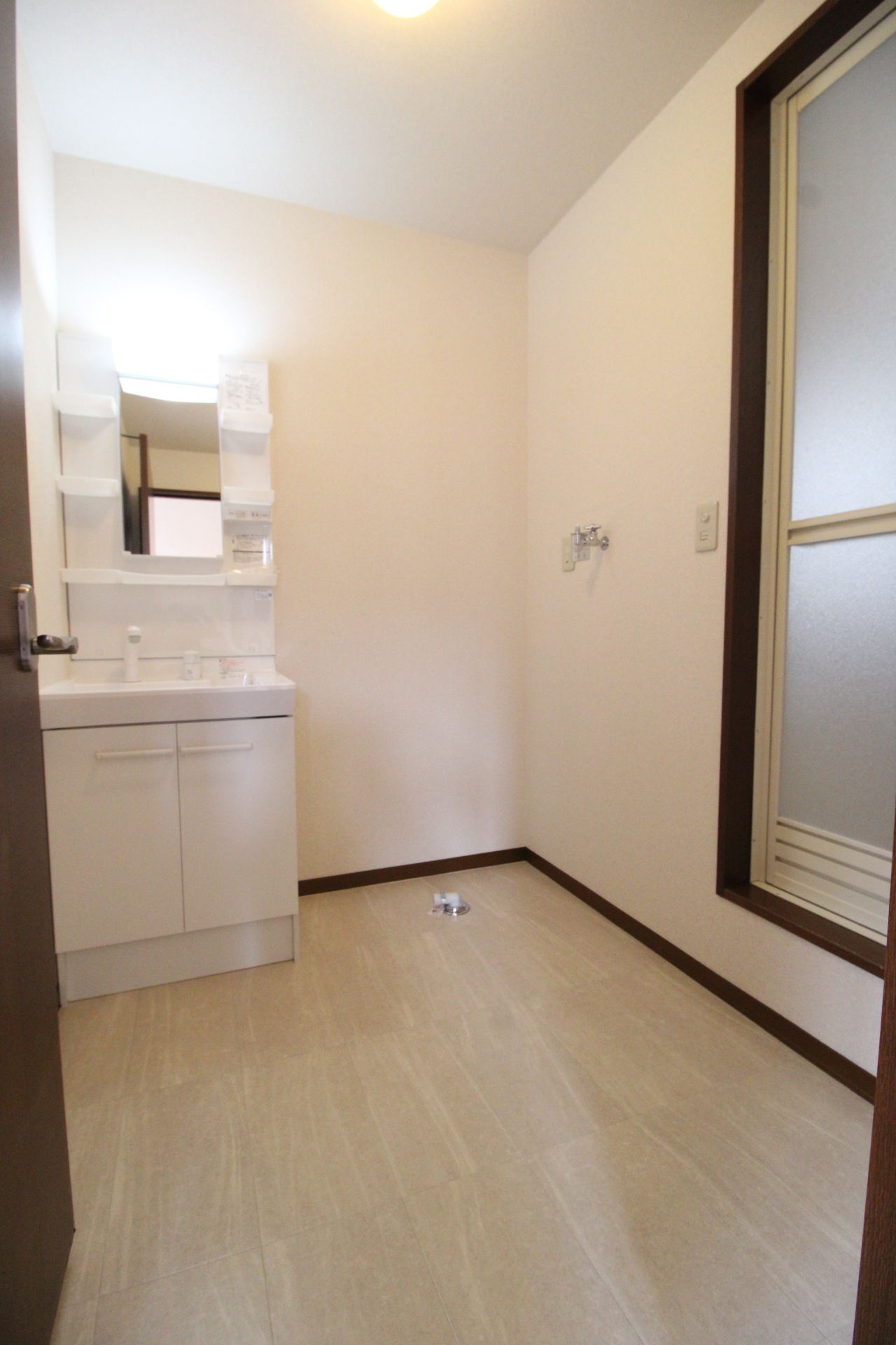 洗面設備　シャワー付洗面化粧台完備！！