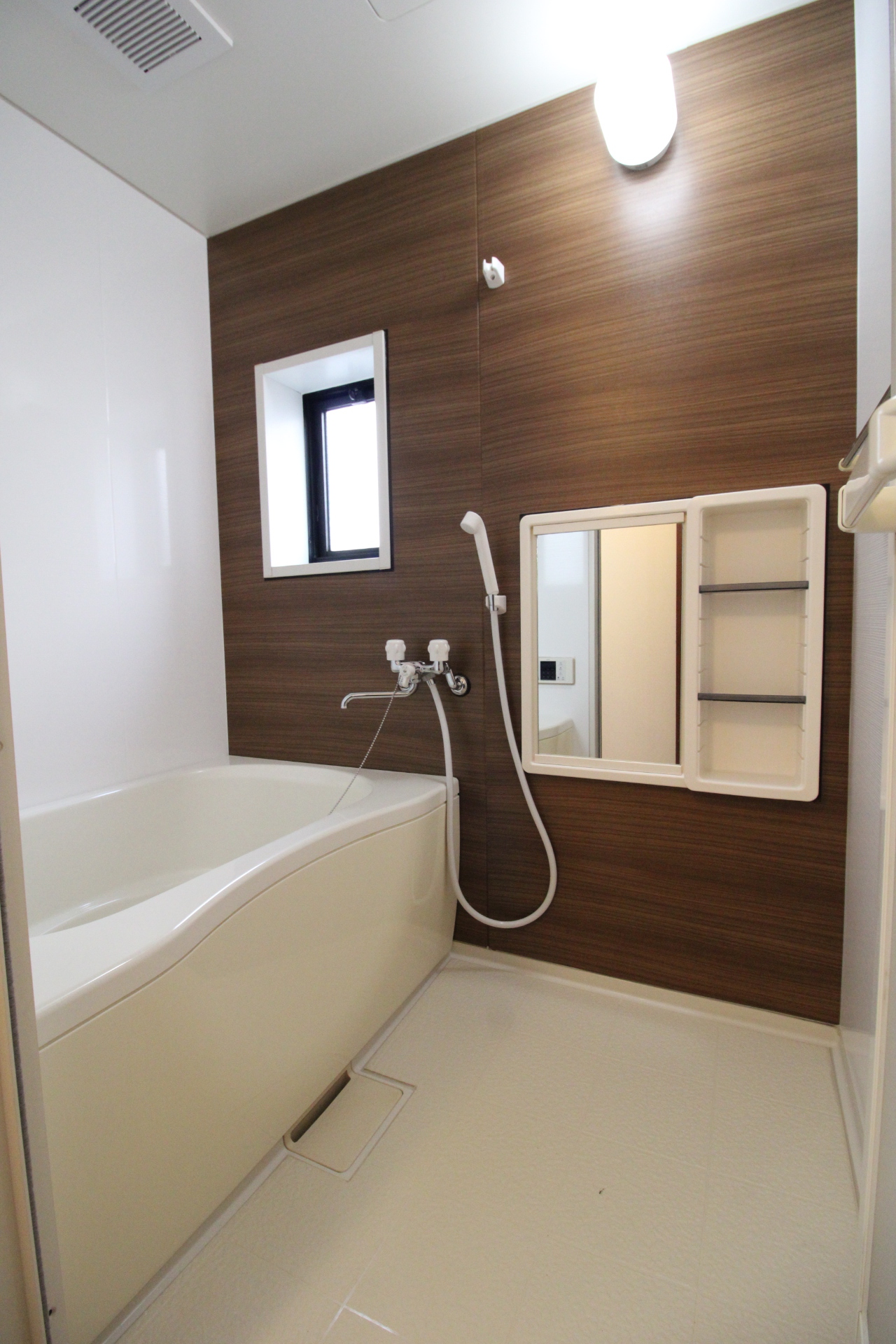 バス・シャワールーム　ウッド調の壁面で追焚可能・換気窓もあります！！