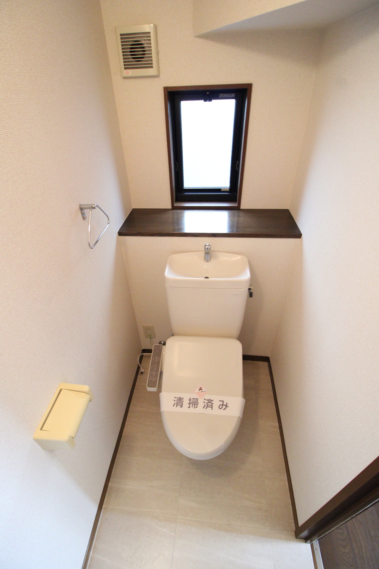 トイレ　シャワートイレ完備で換気窓も有ります！！