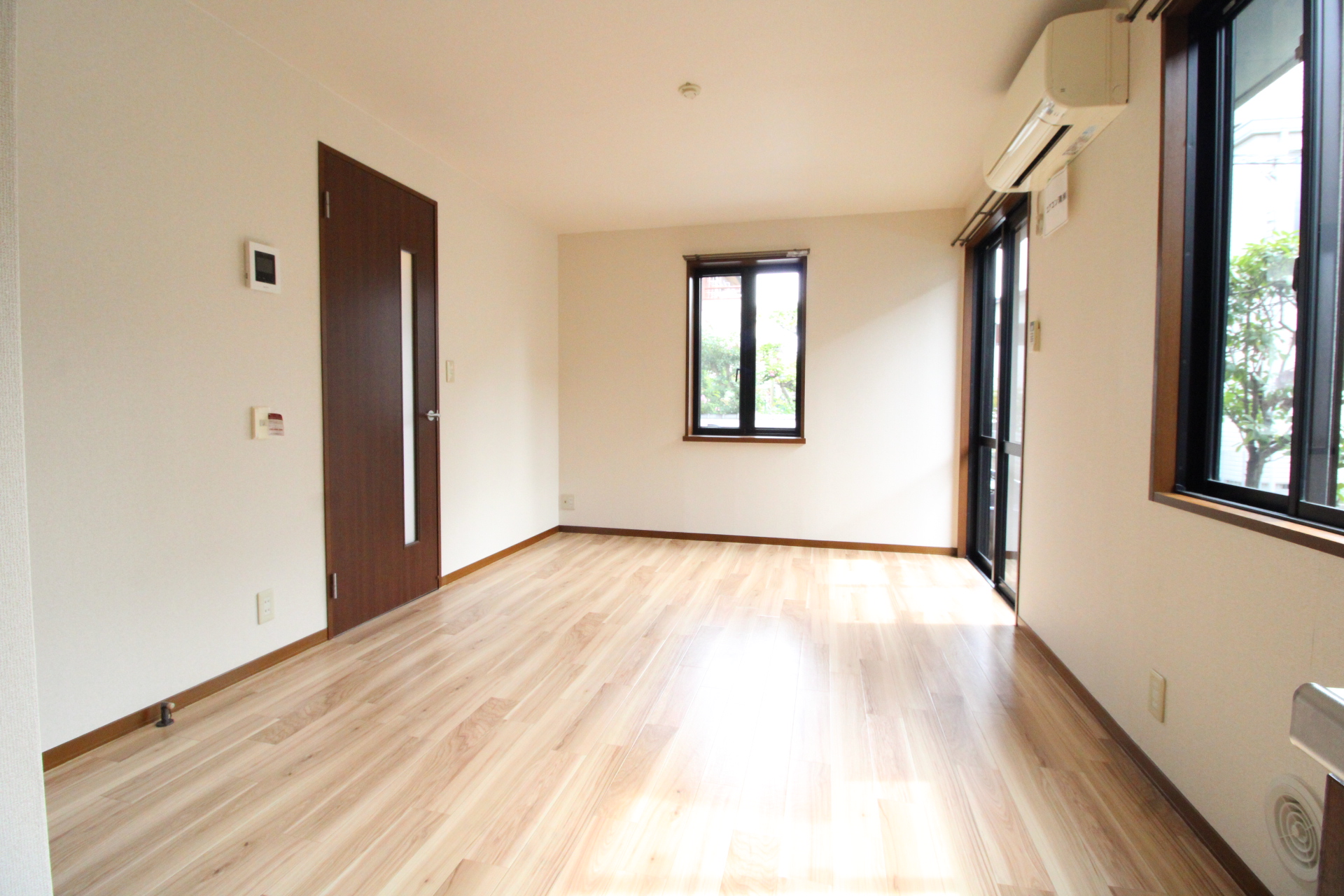 居室・リビング　横長のリビングで角部屋2面採光です！！