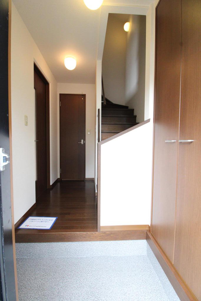 玄関　玄関ホールには天井高のシューズボックス完備！！