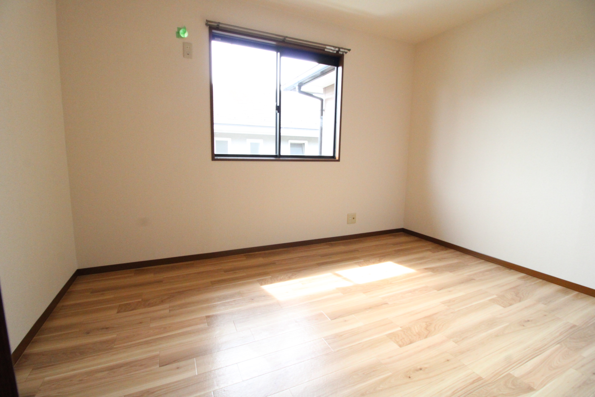 その他部屋・スペース　洋室5.4帖間も南面に位置しています！！