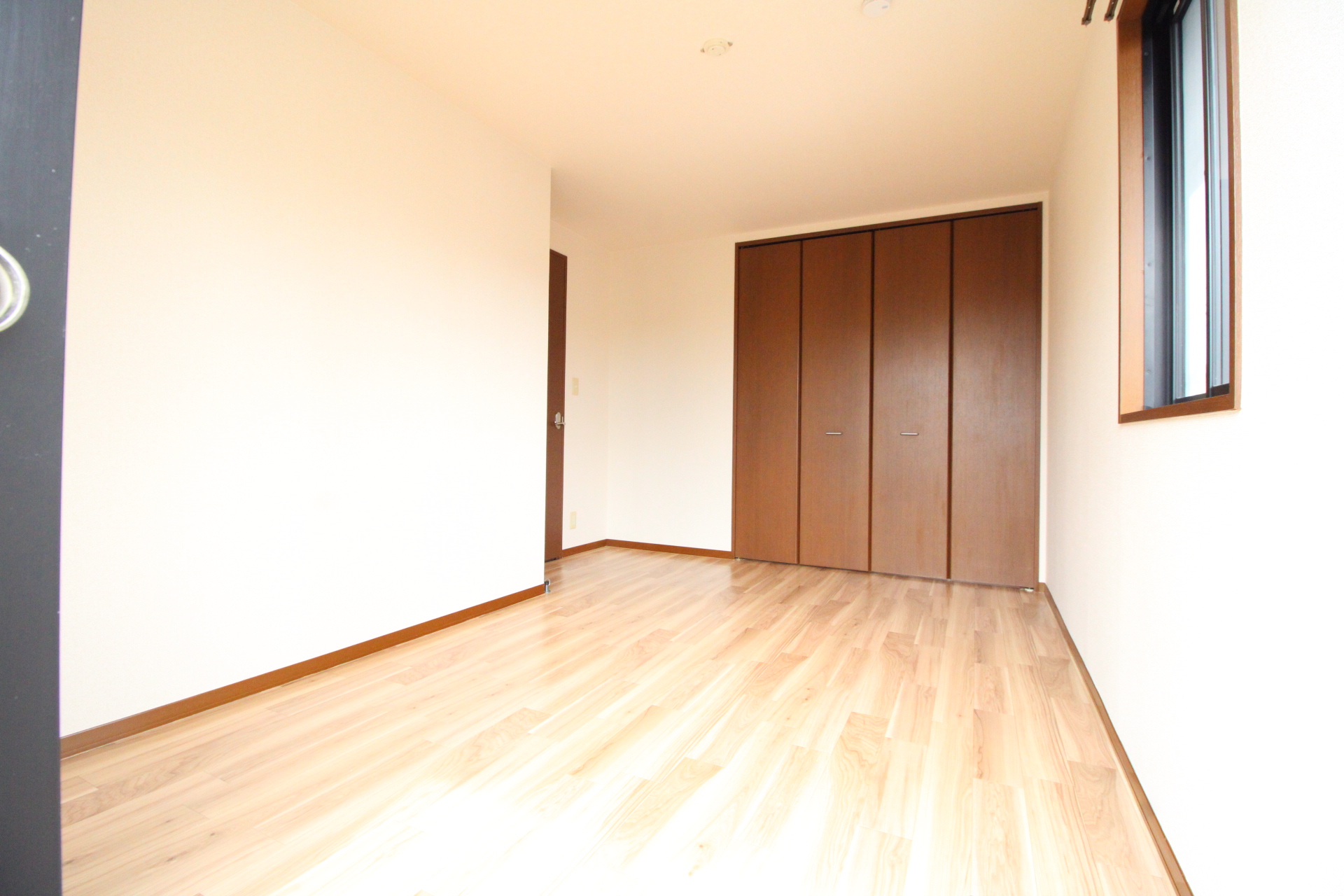 その他部屋・スペース　洋室6.4帖間は角部屋2面採光！！