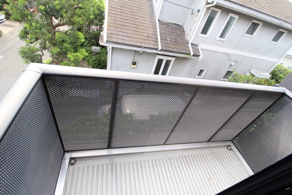 バルコニー　2F洋室6.4帖間にはバルコニーがあります！！