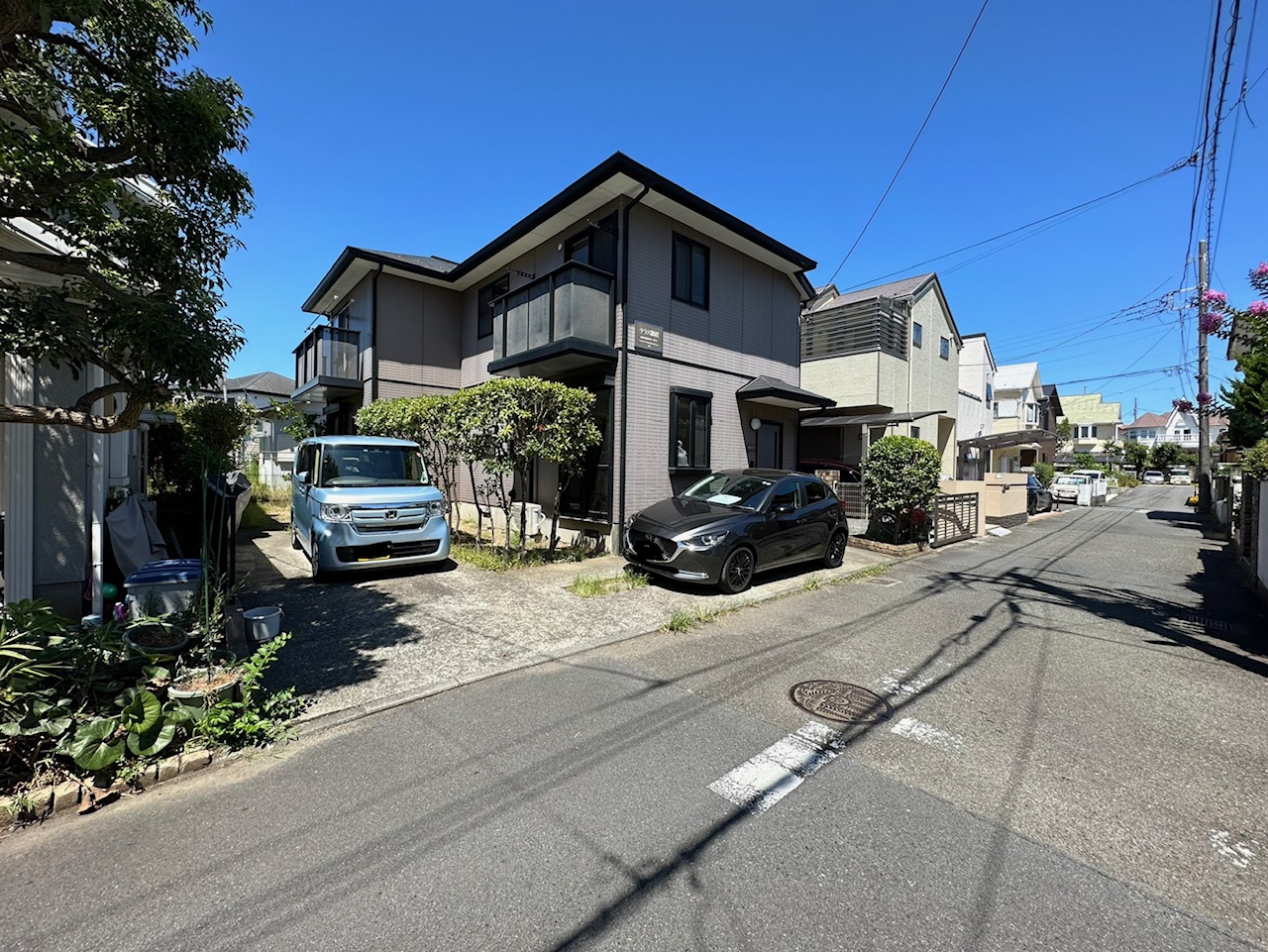 建物外観　手前のお部屋で、駐車場は側面です！！