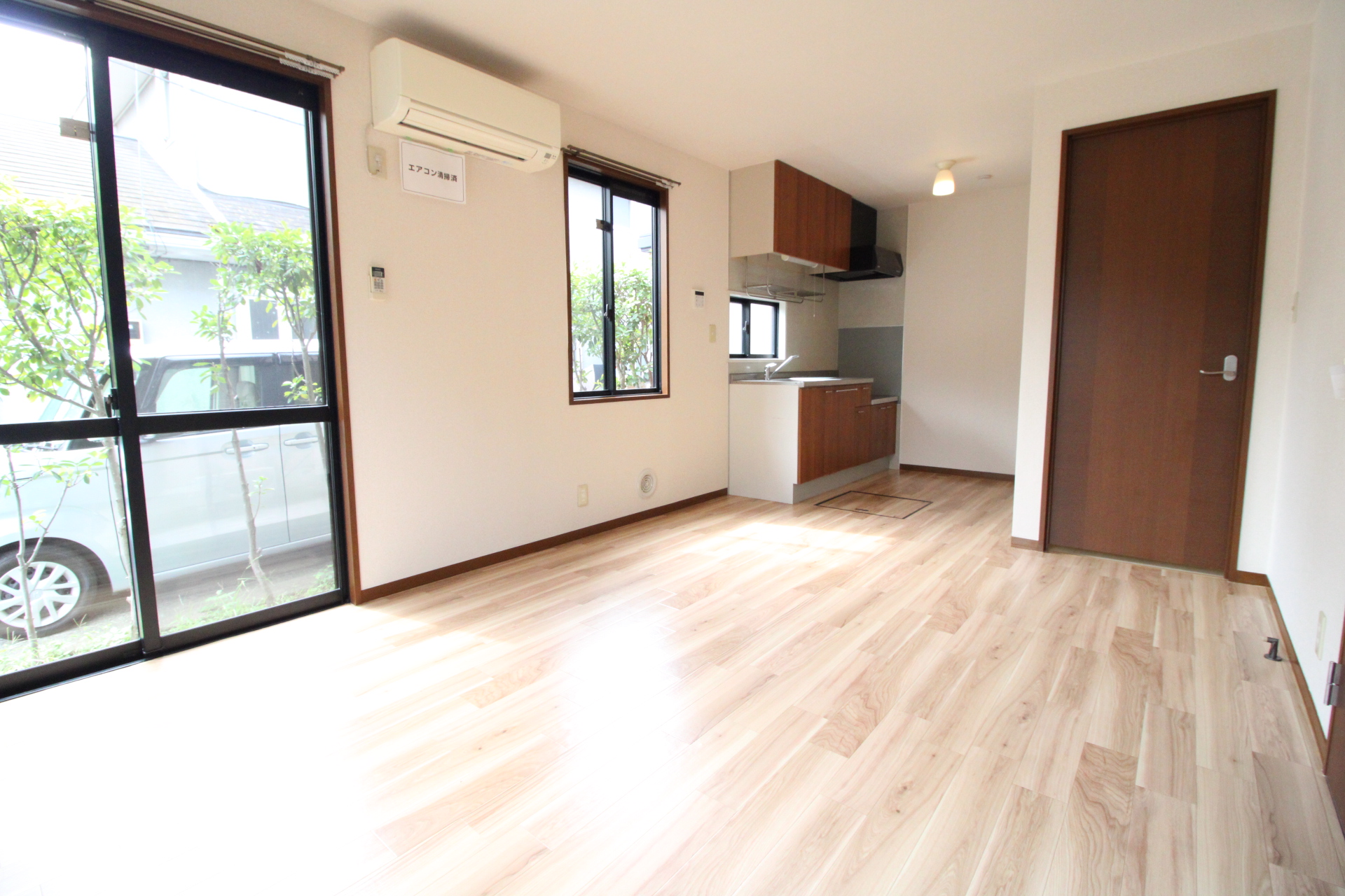 居室・リビング　約10帖のリビングにはエアコン完備！！