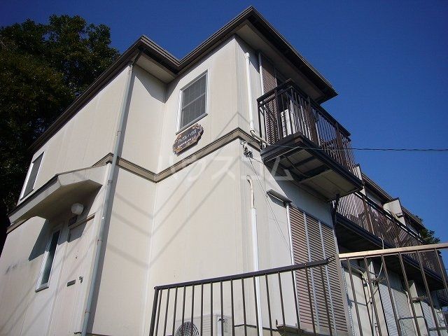横須賀市富士見町のアパートの建物外観