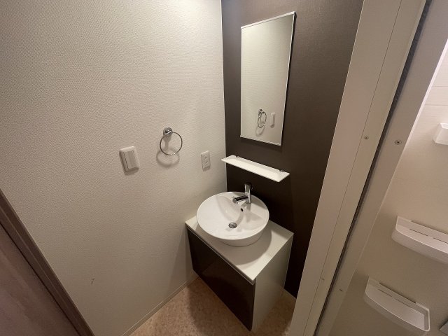 洗面設備　明るい洗面所です