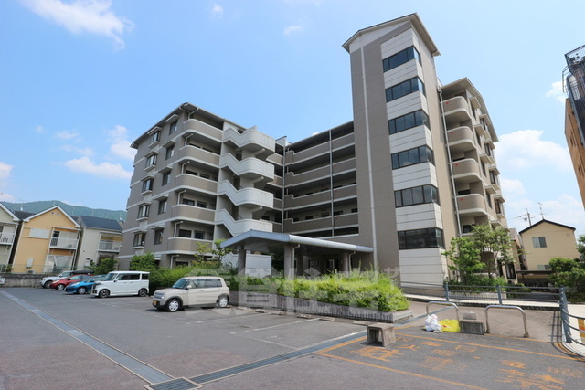 京都市伏見区醍醐鍵尾町のマンションの建物外観