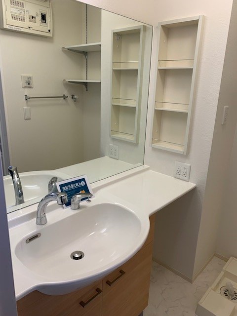 洗面設備　鏡の大きいカウンタータイプの洗髪洗面化粧台