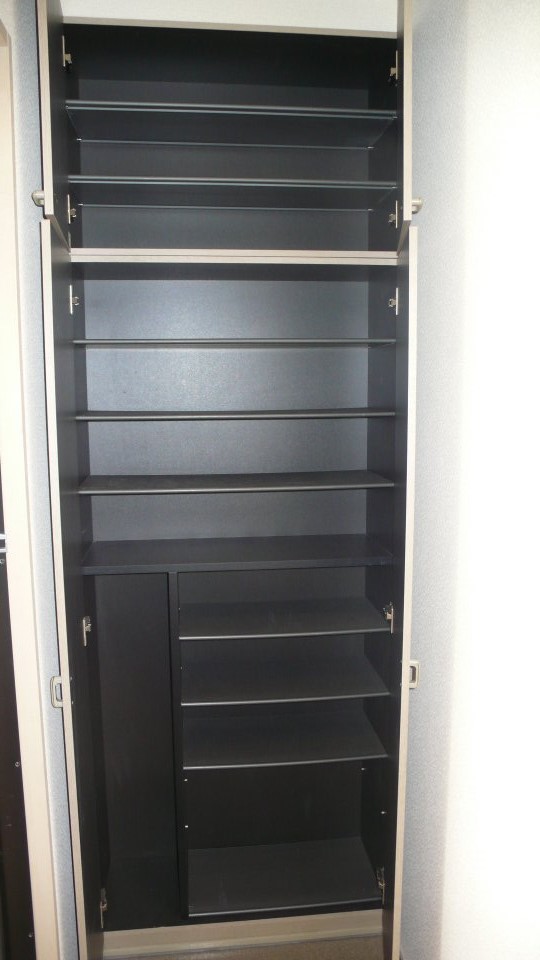 玄関　収納たっぷりの下駄箱付