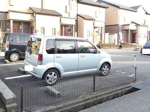 【プラージュIの駐車場】