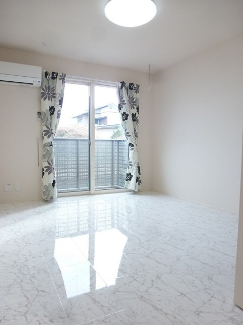 居室・リビング　照明とカーテンついてます。