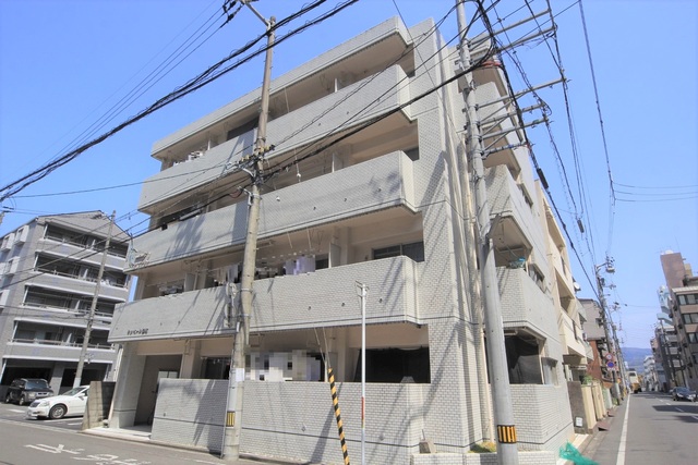 【松山市緑町のマンションの建物外観】