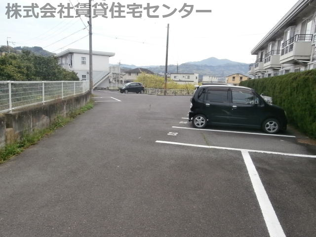 【ダイナスティの駐車場】