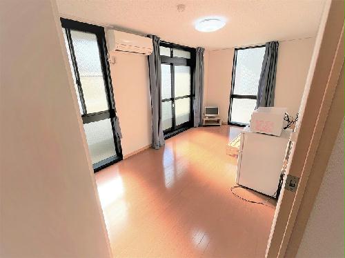 居室・リビング　備品や設備仕様は号室等により異なります現地をご確認下さい。