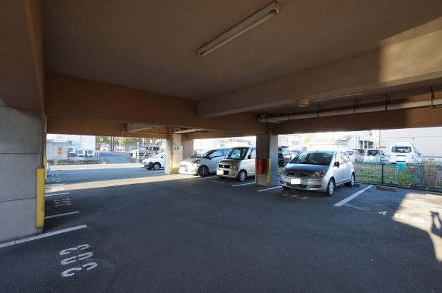 【中間市東中間のマンションの駐車場】