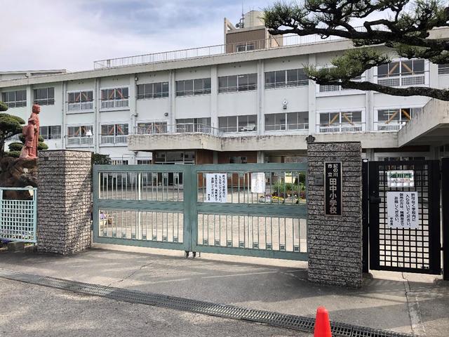 【紀の川市北勢田のアパートの小学校】