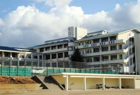 【草津市青地町のアパートの中学校】