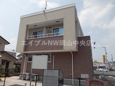 【岡山市北区大供本町のアパートの建物外観】