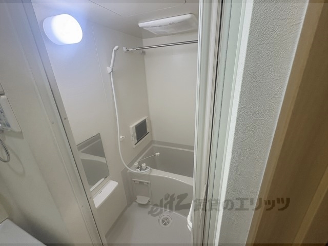 バス・シャワールーム　吊戸棚