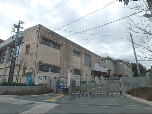 【京田辺市三山木見尊田のアパートの中学校】