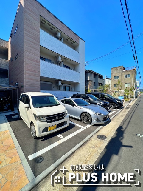 【和歌山市杉ノ馬場のアパートの駐車場】