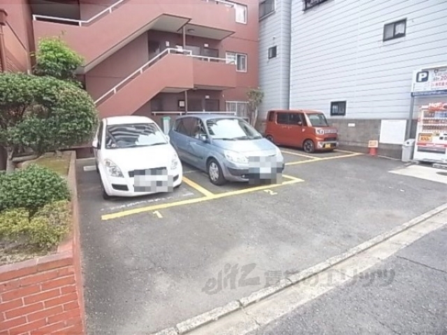 【京都市伏見区深草西浦町４丁目のマンションの駐車場】