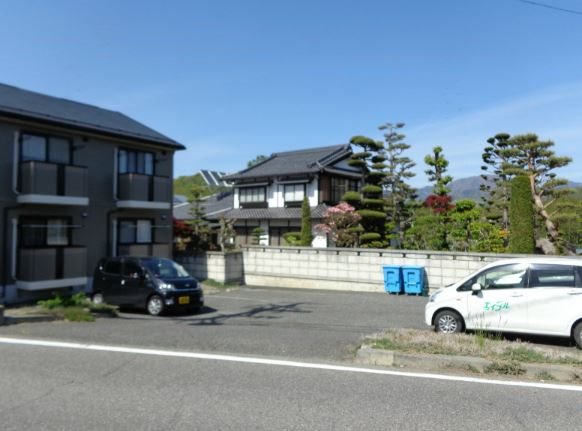 【松本市大字島立のアパートの駐車場】