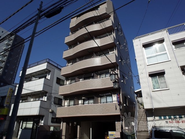 府中市八幡町のマンションの建物外観