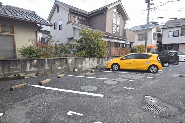 【広島市安佐南区長束のマンションの駐車場】