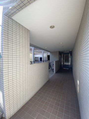 【堺市堺区柳之町西のマンションのエントランス】