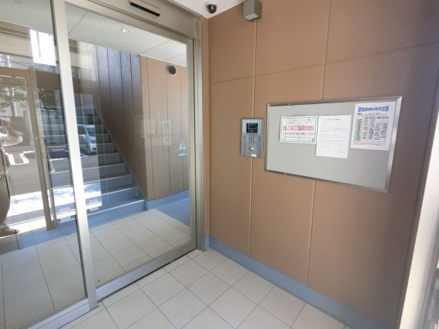 【成田市東町のマンションのエントランス】