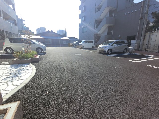 【成田市東町のマンションの駐車場】