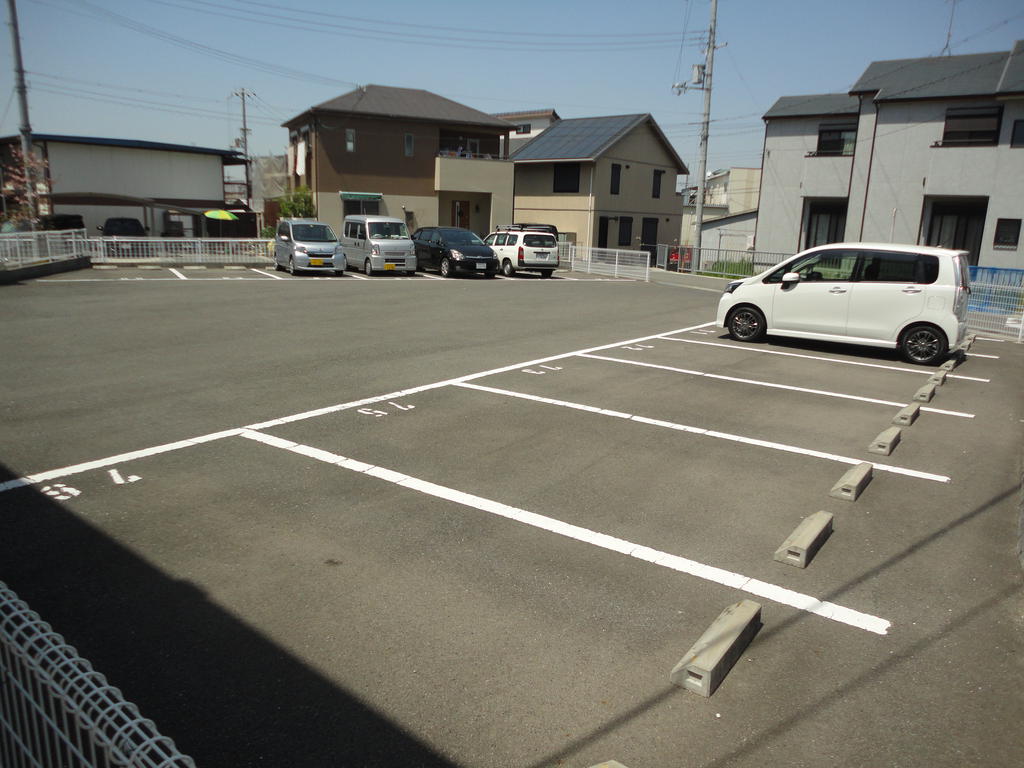 【フジパレスしんしゅうの駐車場】