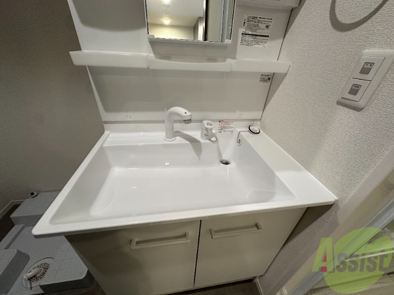 洗面設備　洗面所には小物を置くスペースと鏡が付いています。