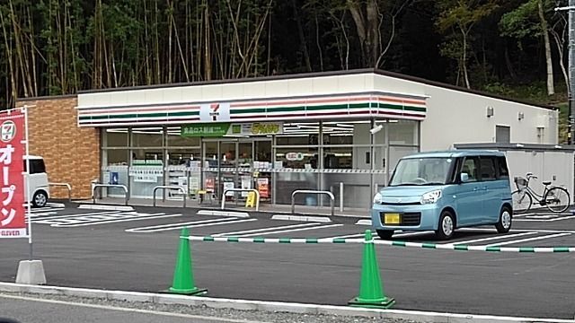 コンビニ　セブンイレブン（コンビニ）まで600m