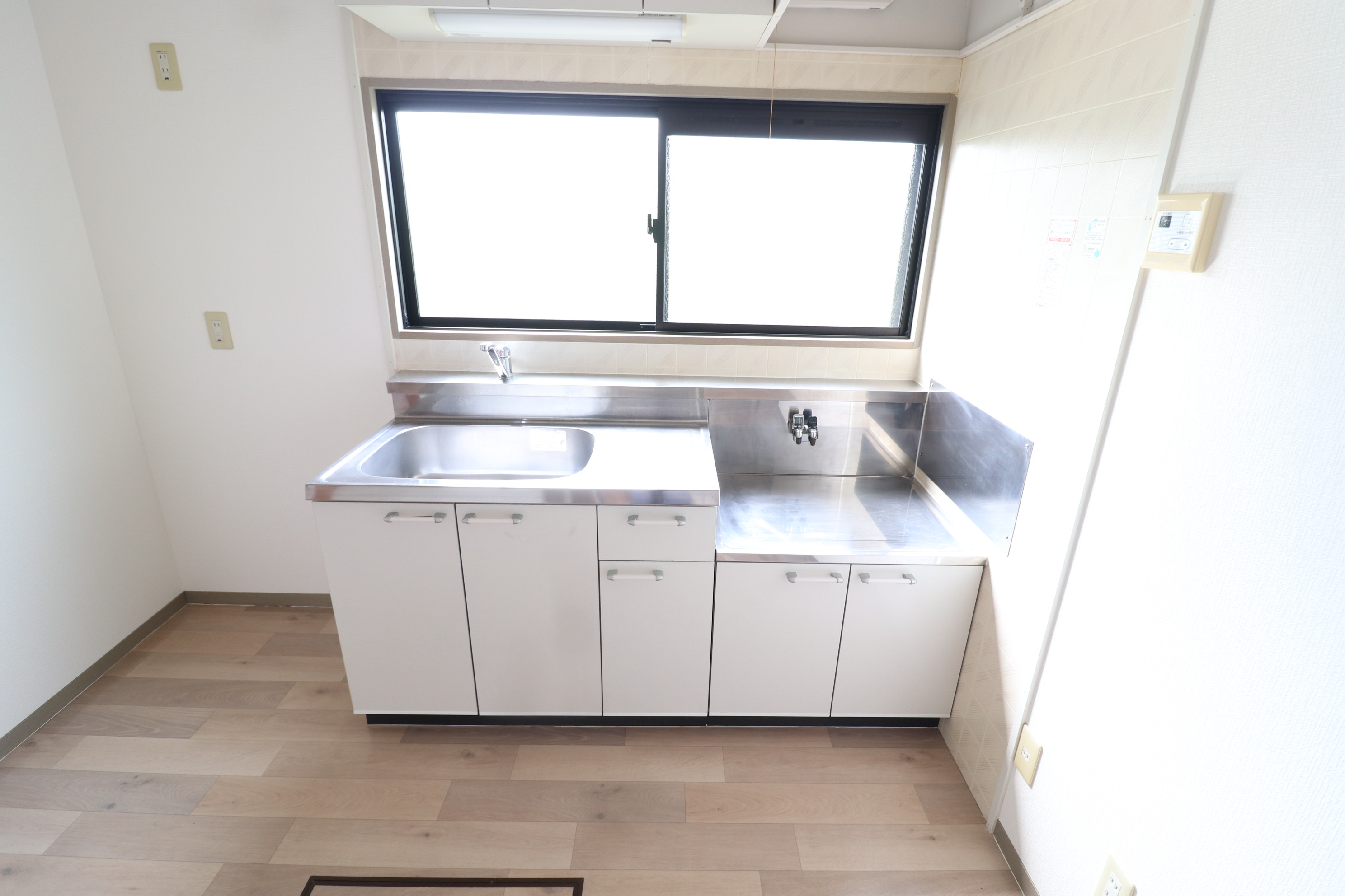 キッチン　キッチンに窓もあり(*^^*)換気・採光バッチリです♪