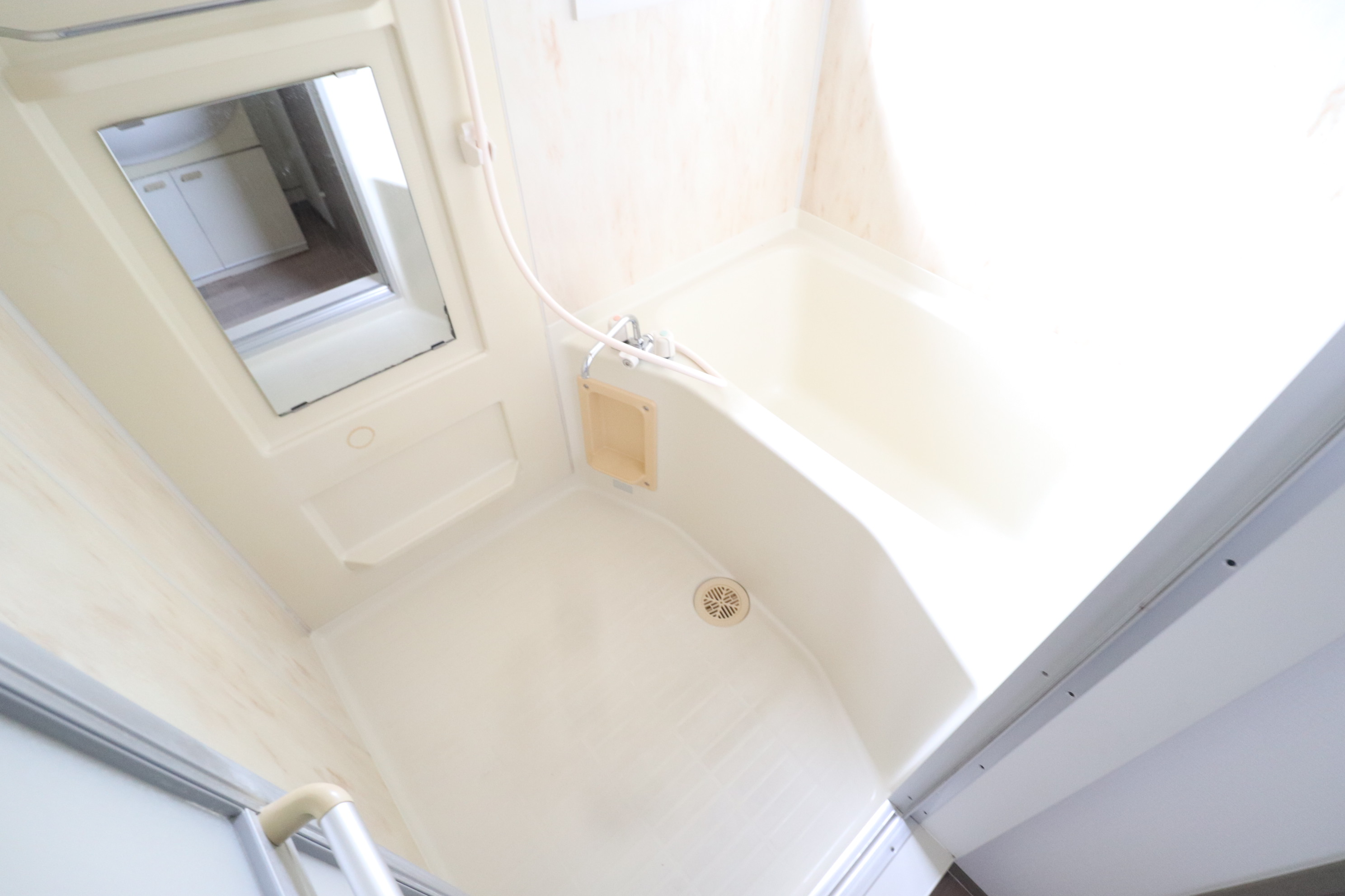 バス・シャワールーム　お風呂に窓ありなので換気もし易いですよ(*^^)v