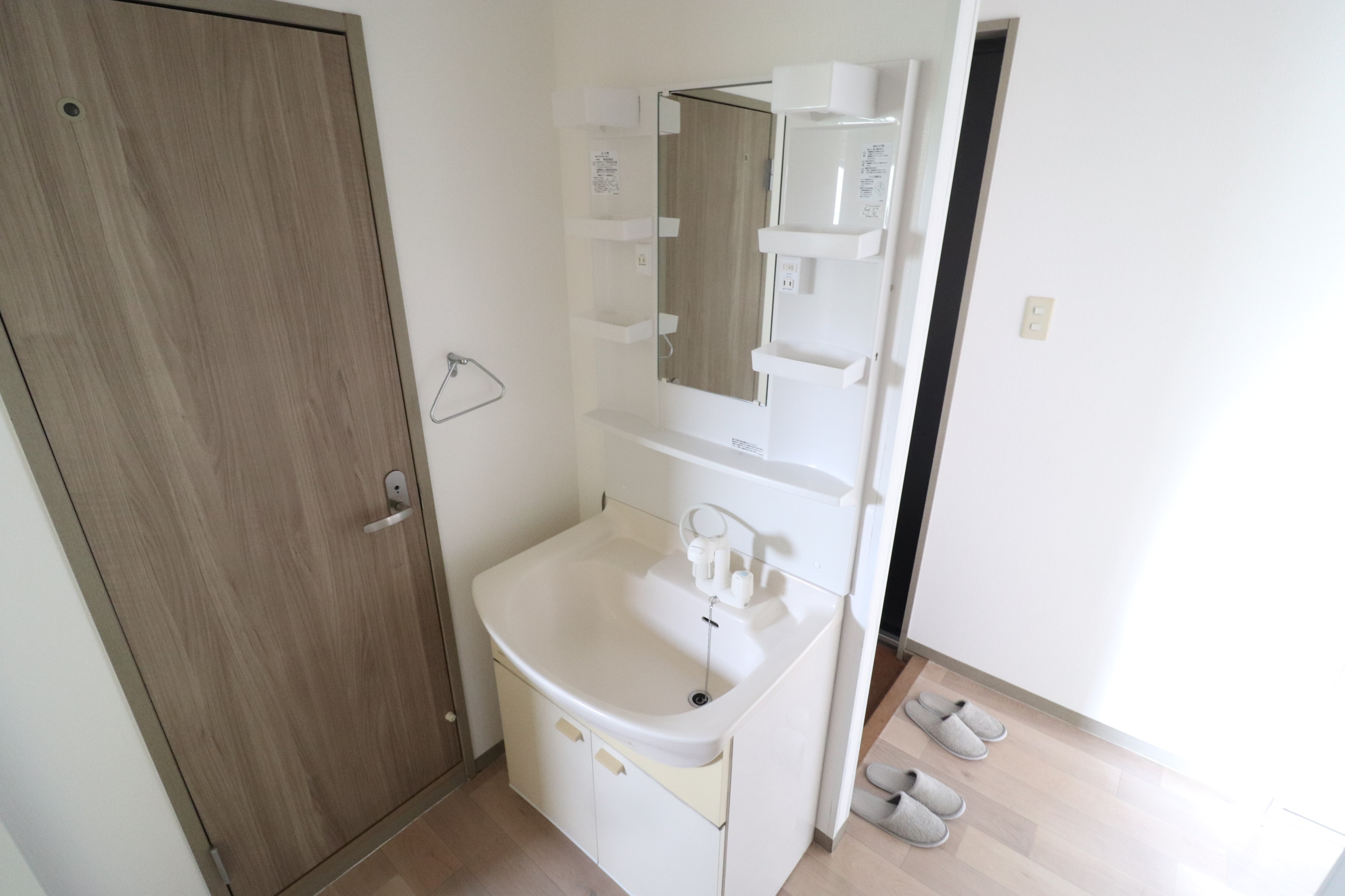 洗面設備　シャワー付きで朝の忙しい時間に嬉しい(*^^*)