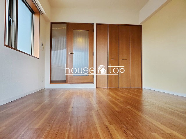 居室・リビング　テーブルやベッドなど設置可能