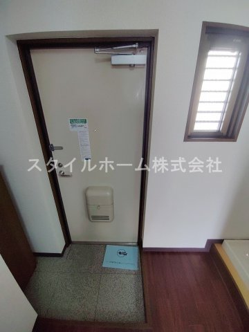 玄関　別部屋写真です。