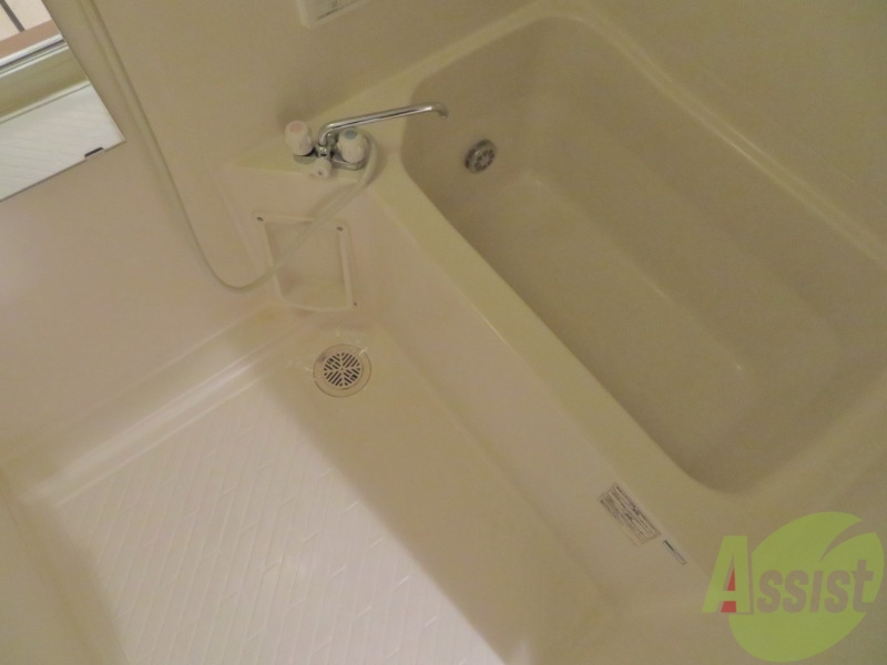 バス・シャワールーム　浴室は狭すぎず、シャワーも浴びやすそうです。