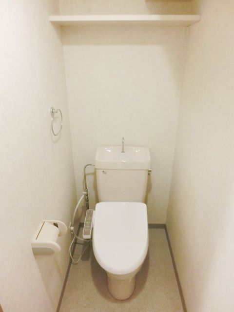 トイレ　新規ウォシュレット設置します。