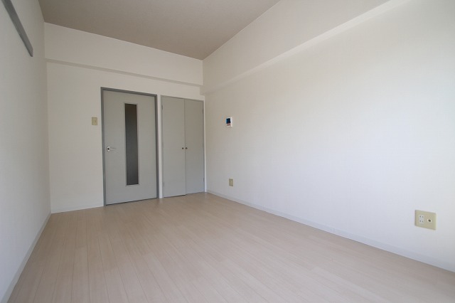 居室・リビング　同物件別室です。