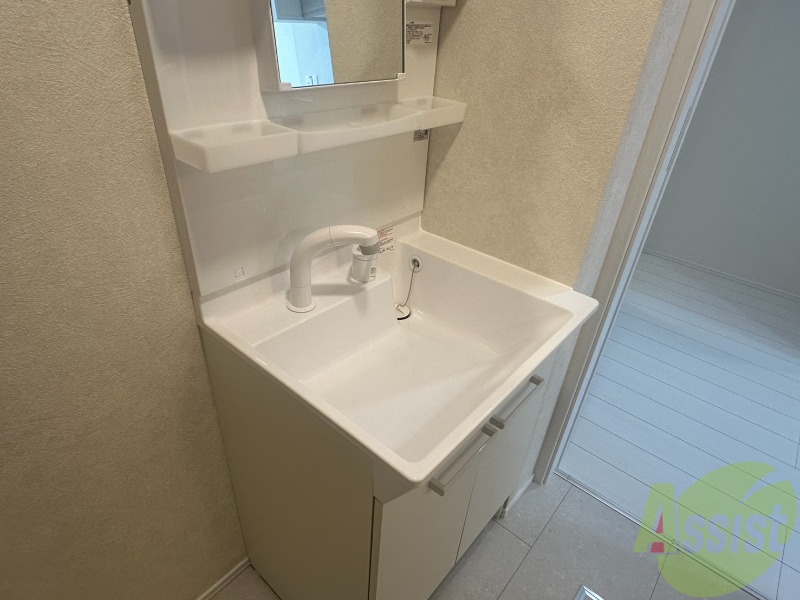洗面設備　独立洗面台になっているので忙しい朝もばっちりですね。