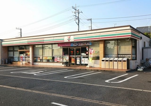 コンビニ　セブンイレブン（コンビニ）まで700m