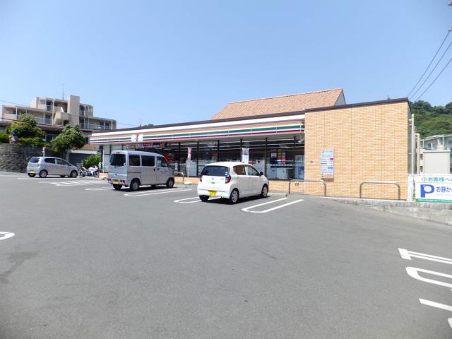 コンビニ　セブンイレブン（コンビニ）まで675m