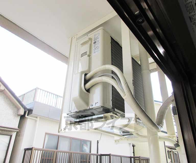 バルコニー　室外機は上です
